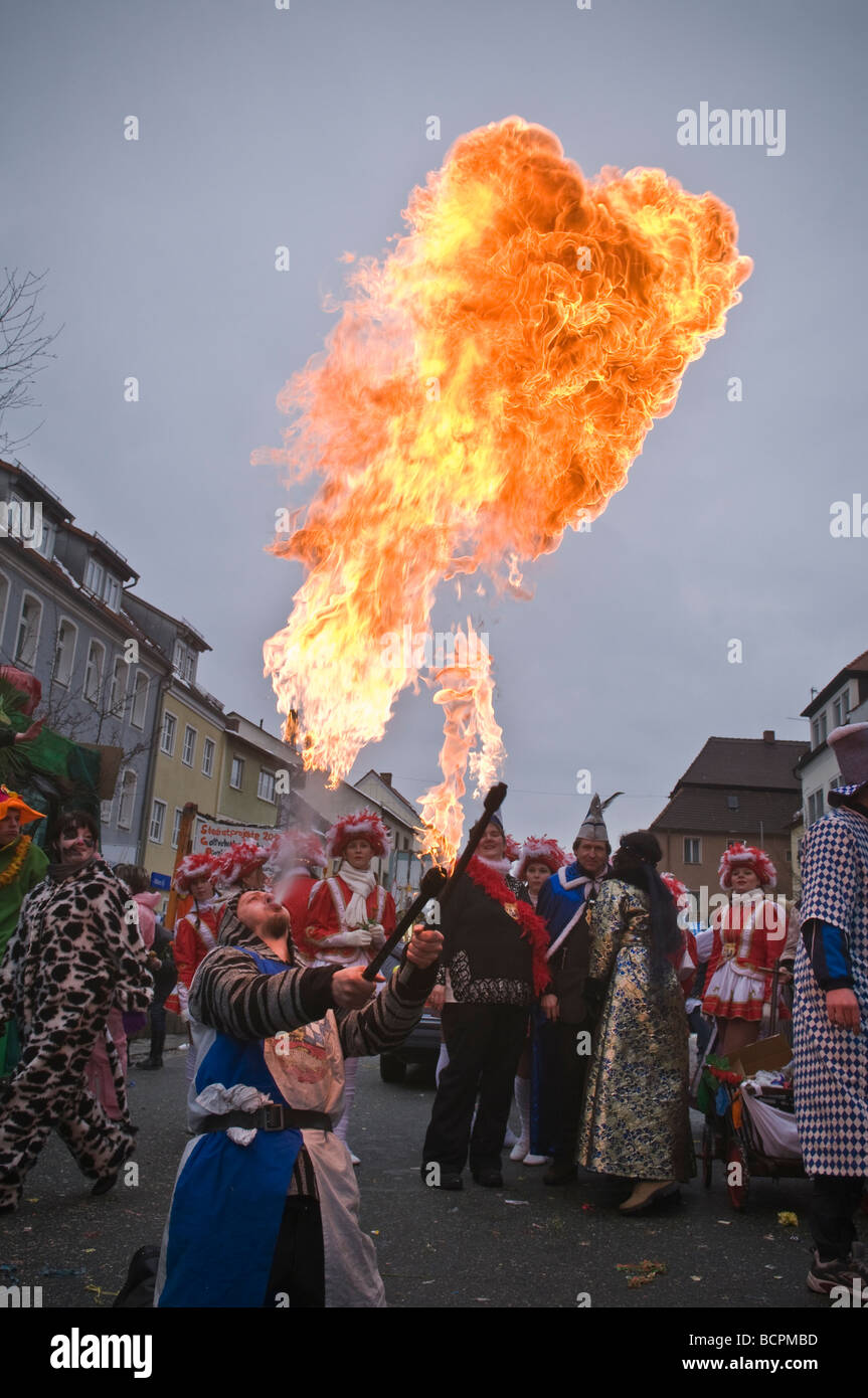 Uomo fuoco respirazione durante la sfilata di carnevale, Auerbach in der Oberpfalz, Baviera, Germania Foto Stock