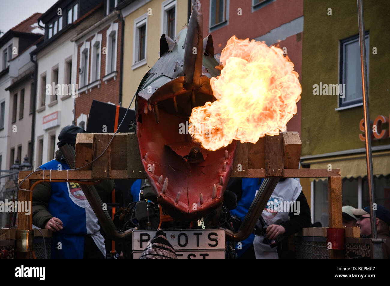 Incendio respirazione galleggiante nella sfilata di carnevale, Auerbach in der Oberpfalz, Baviera, Germania Foto Stock