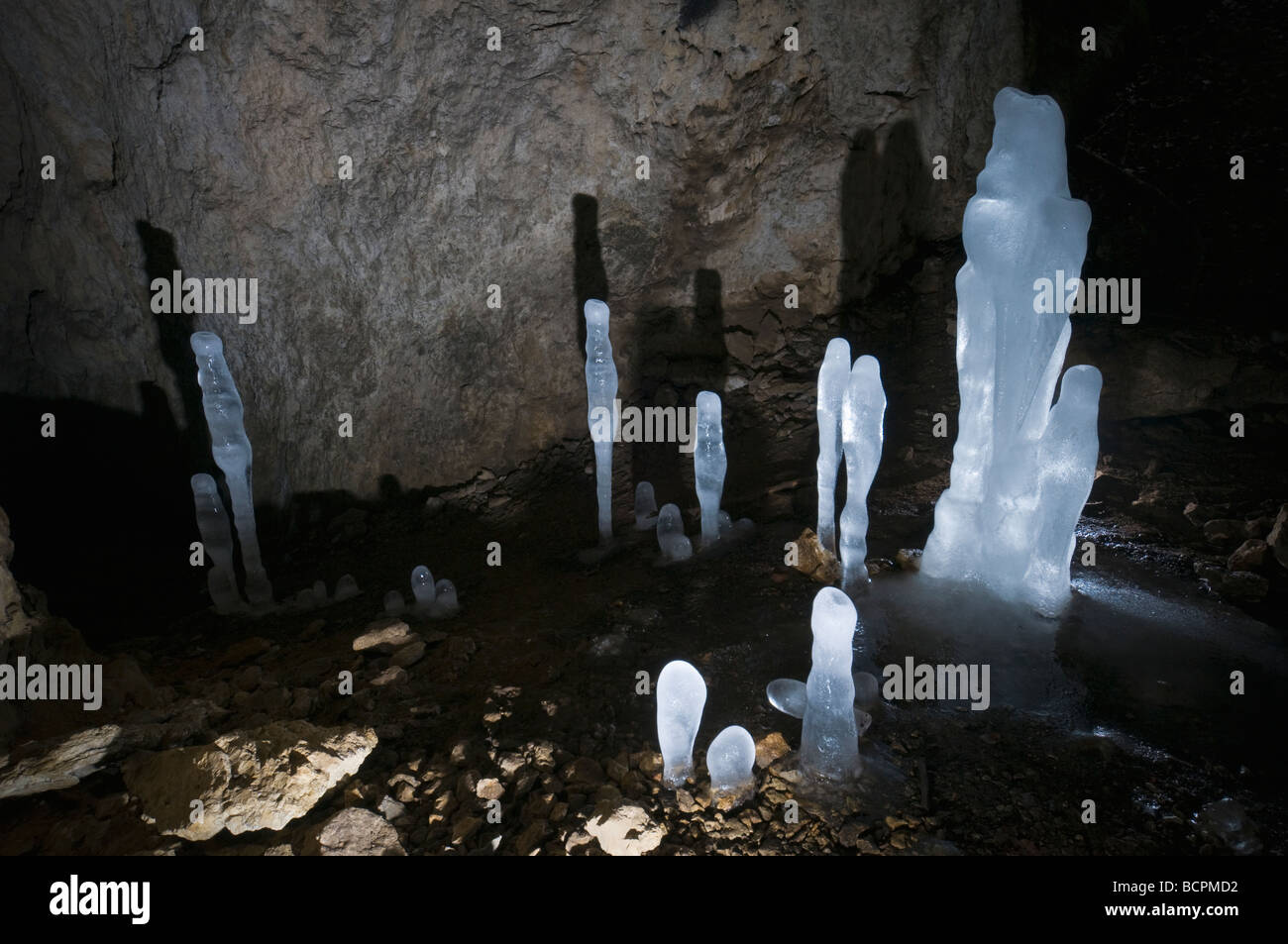 Il ghiaccio stalagmiti nella grotta durante l'inverno, Oberpfalz, Baviera, Germania Foto Stock