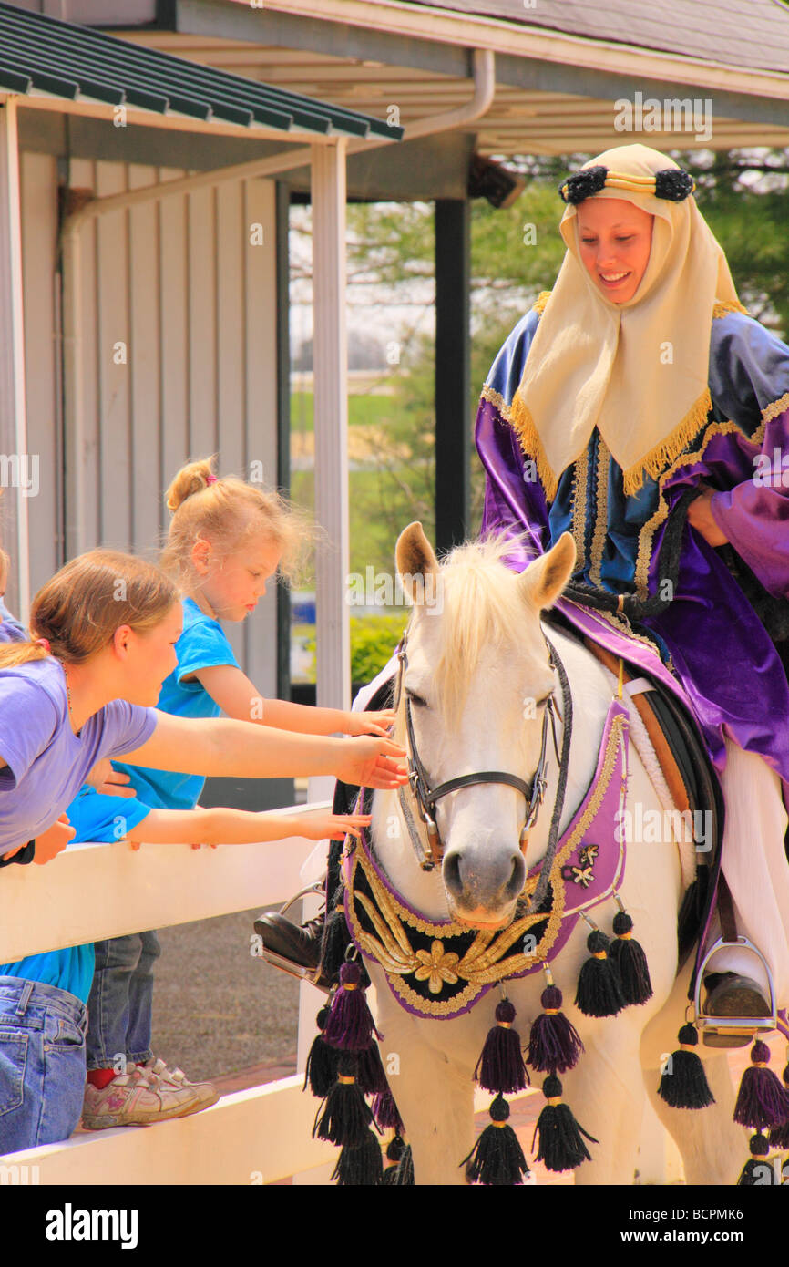Cavaliere e cavallo in costume arabo salutare i bambini durante la sfilata  delle razze il Kentucky Horse Park Lexington Kentucky Foto stock - Alamy