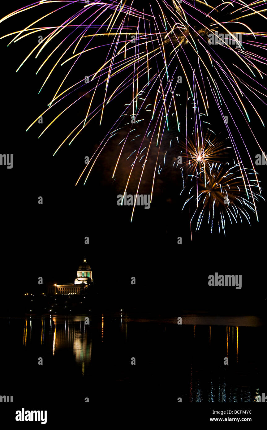 Più fuochi d'artificio esplodere in uno scintillante spettacolo pirotecnico su Lago Capitol sulla notte finale del Lakefair celebrazione. Foto Stock