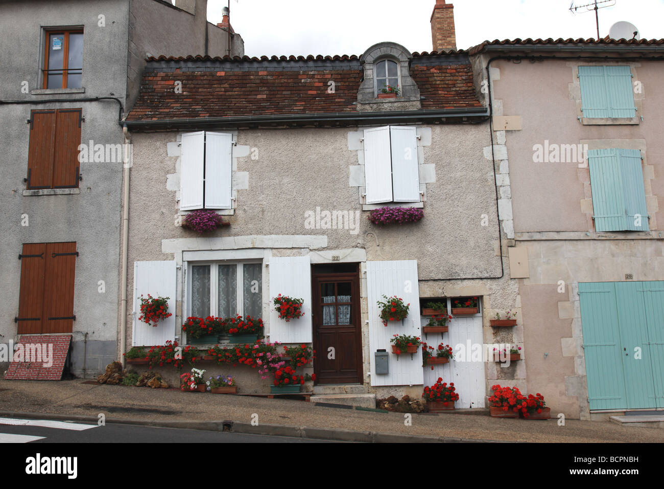 Una casa in Francia coperto di gerani Foto Stock