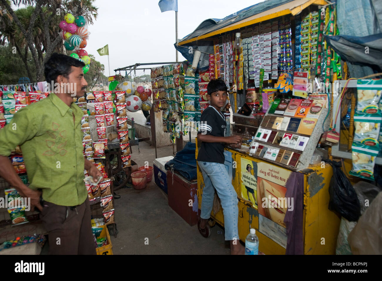 Dolci e stuzzichini e sigaretta stand Nagoa Beach Diu India Foto Stock