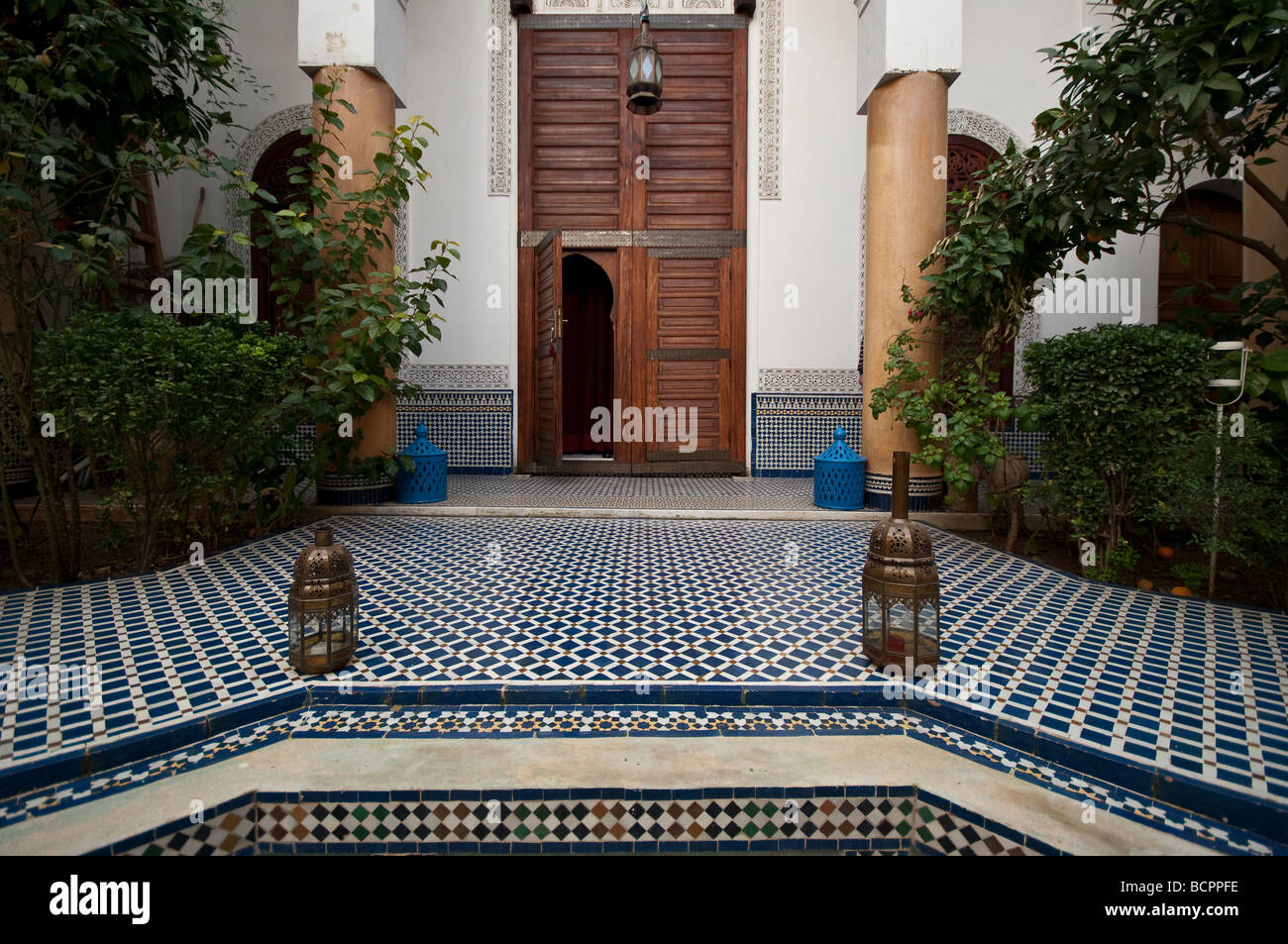 Cortile interno di un tipico riad in Fes, Marocco Foto Stock