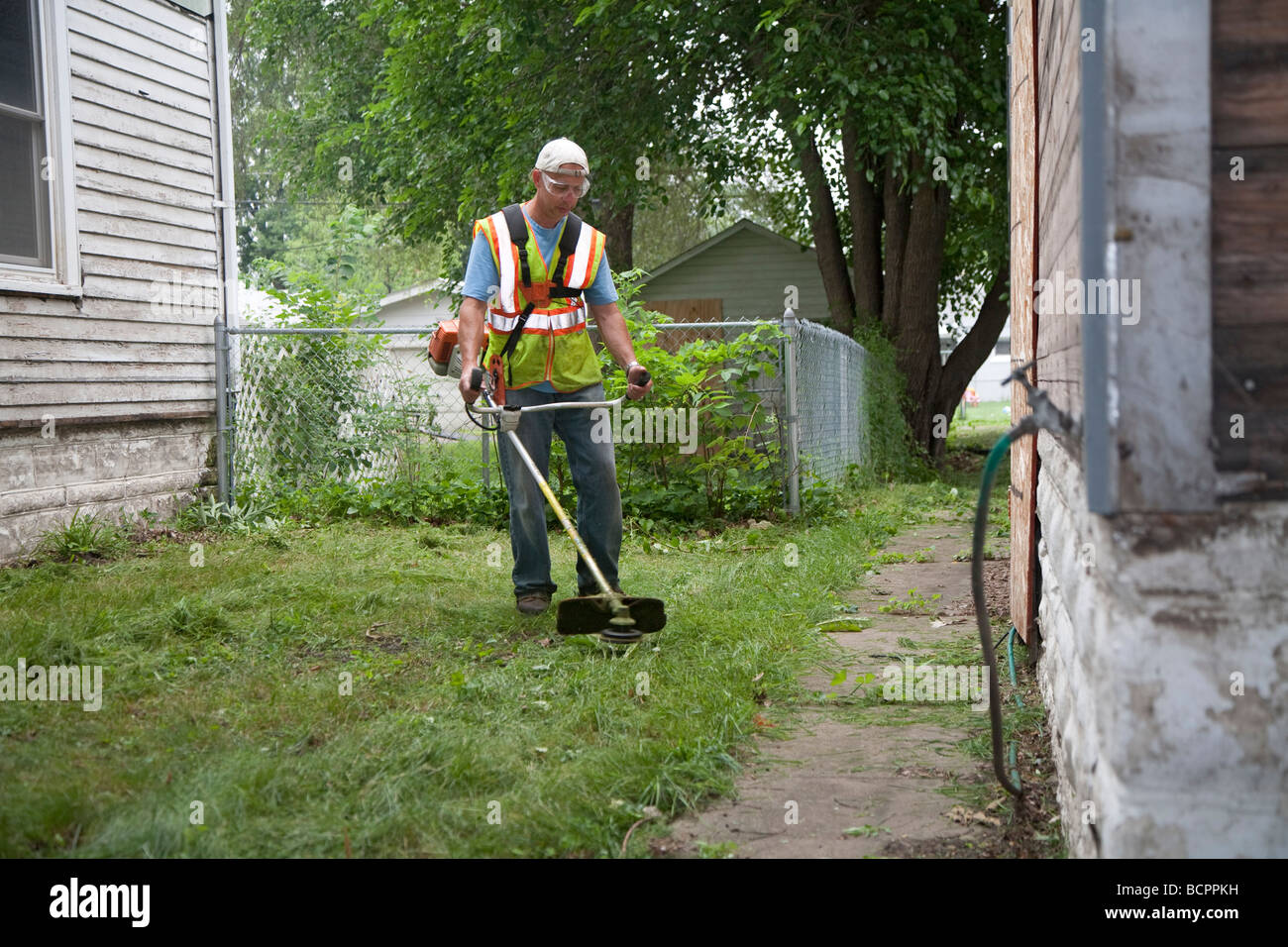 Emergenza Lavori Pubblici noleggi programma dei disoccupati e delle vittime delle inondazioni per riparare i danni da Cedar Rapids flood Foto Stock
