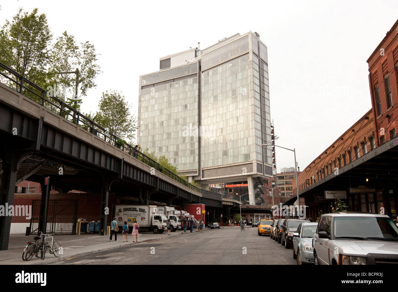Vista di Andre Balazs Standard Hotel che si affaccia sulla sopraelevata Highline Park a New York STATI UNITI D'AMERICA 15 Luglio 2009 Foto Stock