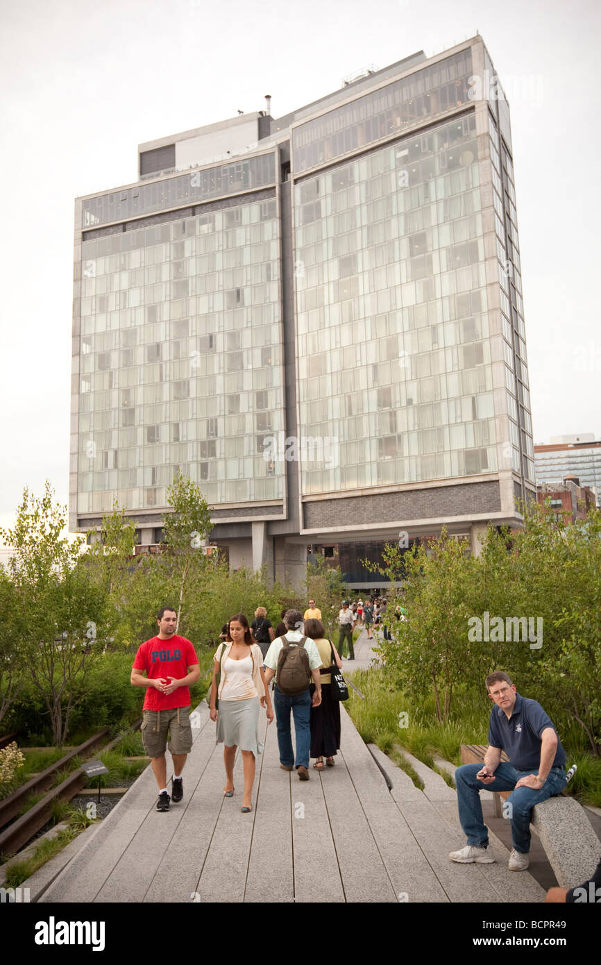 Vista di Andre Balazs Standard Hotel che si affaccia sulla sopraelevata Highline Park a New York STATI UNITI D'AMERICA 15 Luglio 2009 Foto Stock