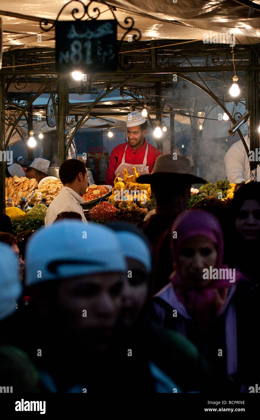 Chioschi all'Djemaa el Fna Marketplace, Marrakech, Marocco Foto Stock