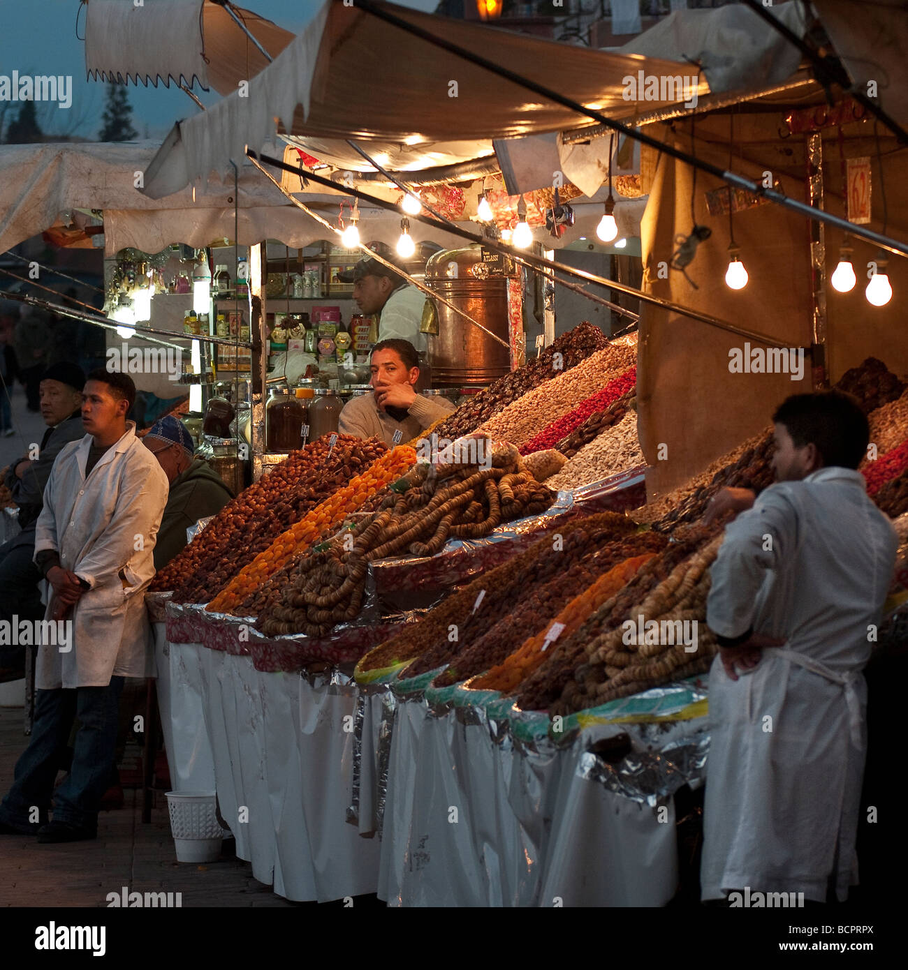 Chioschi all'Djemaa el Fna Marketplace, Marrakech, Marocco Foto Stock