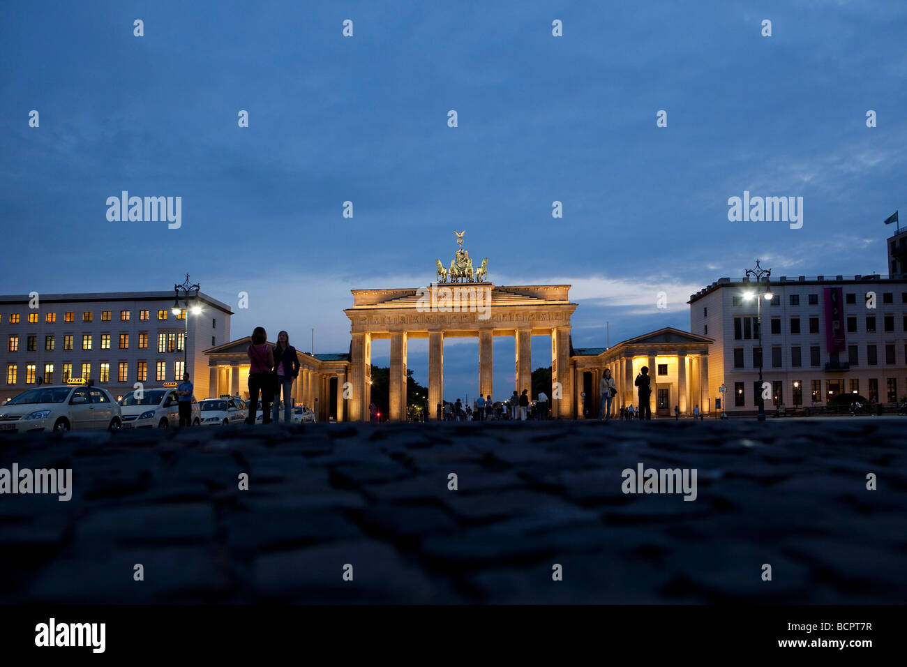 Il Brandenburger Tor la Porta di Brandeburgo di sera notte Foto Stock