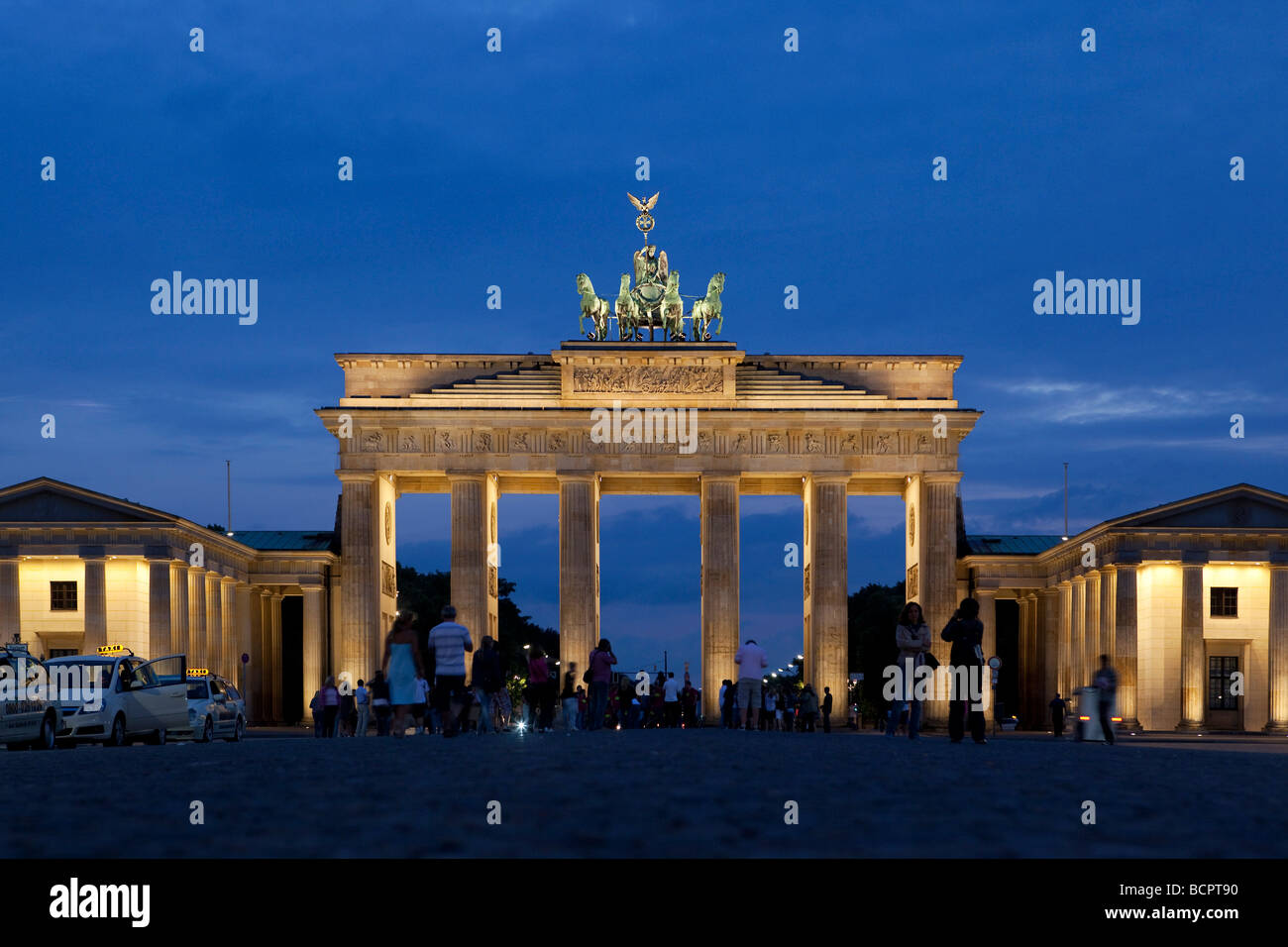 GER Germania Berlino Berlino 2009 07 16 Il Brandenburger Tor la Porta di Brandeburgo di sera notte Foto Stock