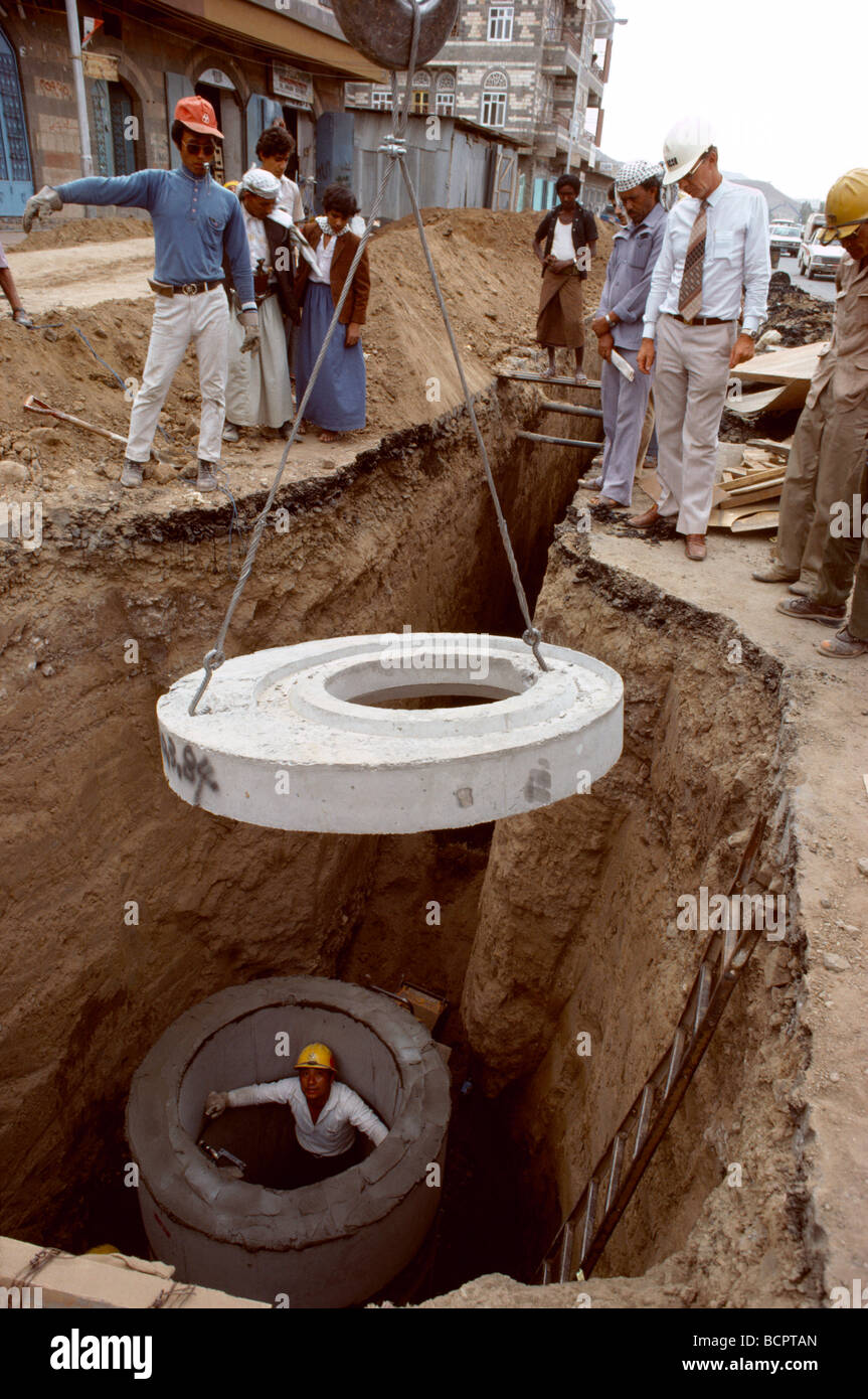 Sana'a, Yemen la posa delle tubazioni di scarico Foto Stock