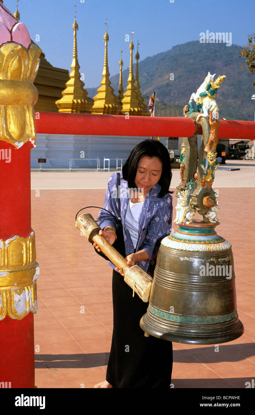 Signora squilla la fertilità campana al tempio Schwedagon,Tachileik,Birmania Foto Stock