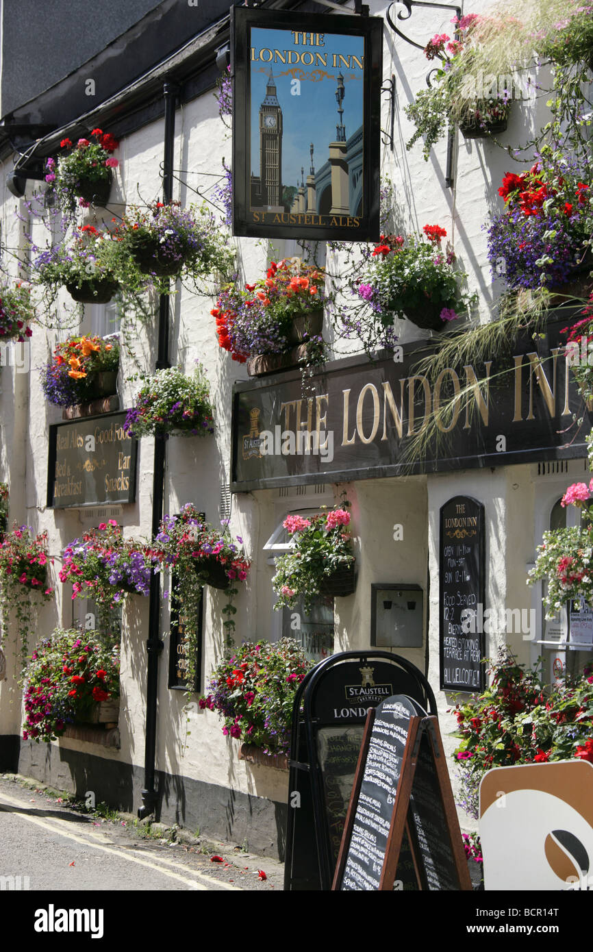 Città di Padstow, Inghilterra. Visualizzazione dei cesti floreali pendenti sulle pareti del London Inn public house in Lanadwell Street. Foto Stock