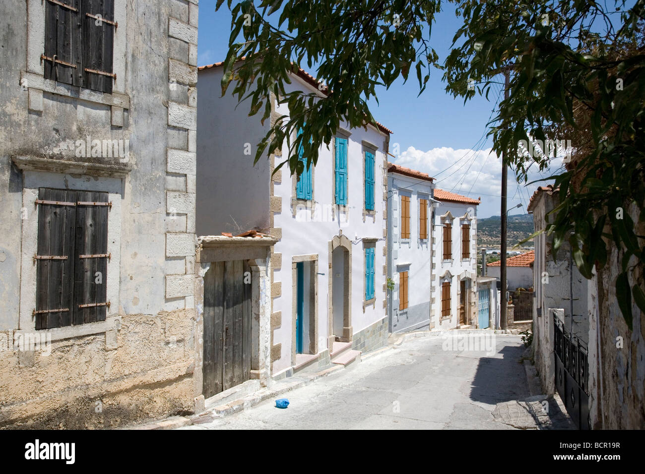 Una tipica strada tranquilla in Polichnitos sull'isola di Lesbo - Grecia Foto Stock
