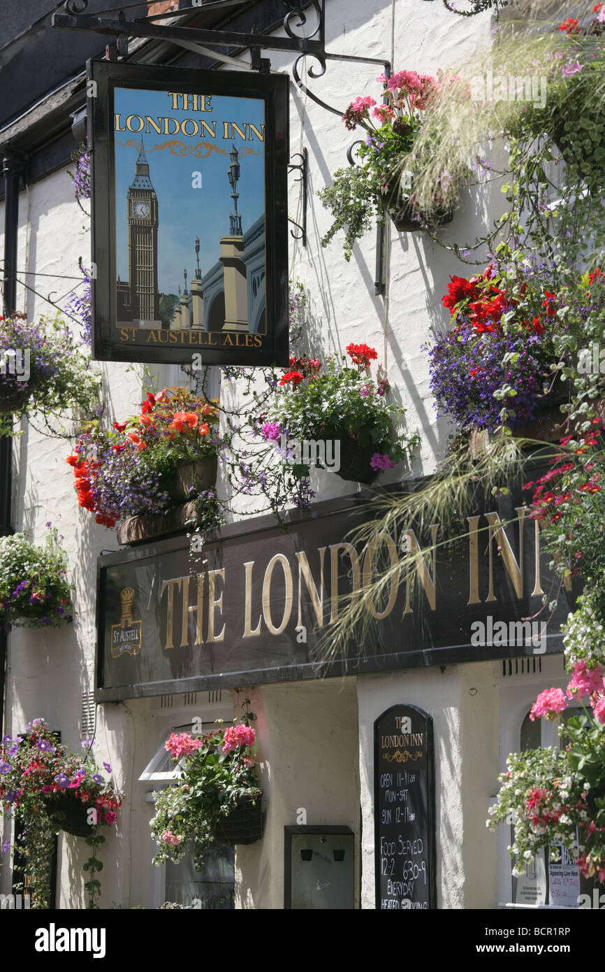 Città di Padstow, Inghilterra. Visualizzazione dei cesti floreali pendenti sulle pareti del London Inn public house in Lanadwell Street. Foto Stock