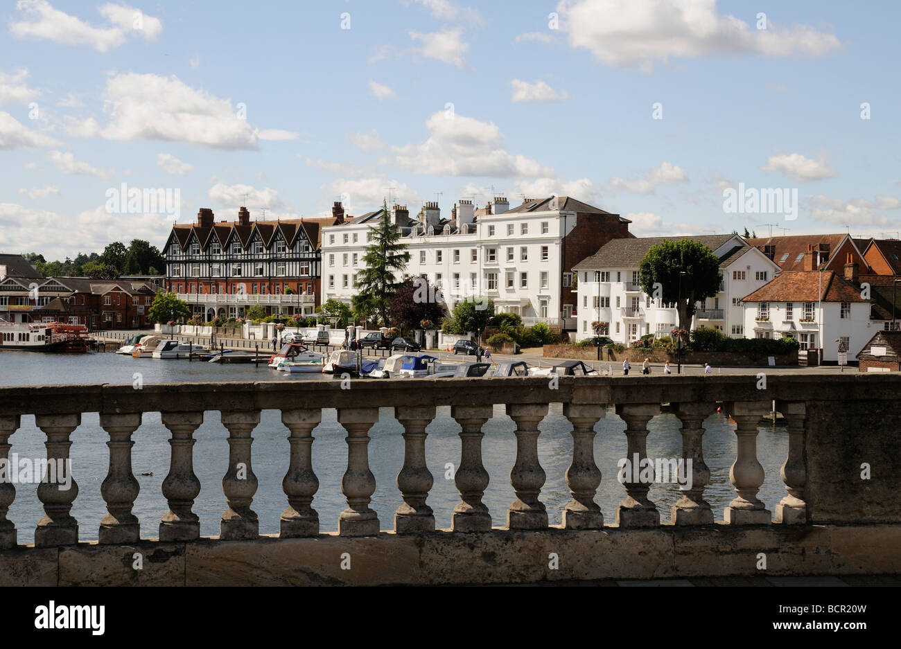 Henley on Thames Riverside Homes e proprietà visto da Henley Bridge che confina Berkshire e Oxfordshire England Regno Unito Foto Stock