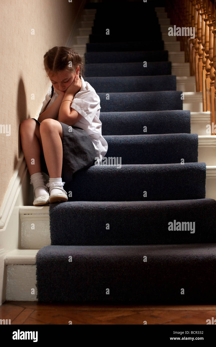 Ragazza sedeva da solo sulle scale Foto Stock