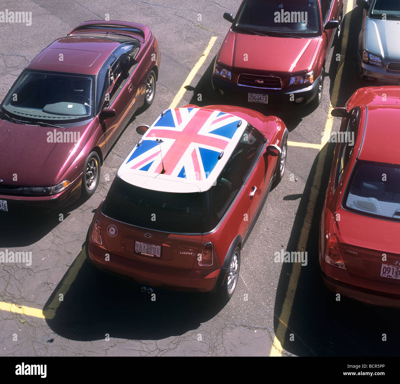 Una britannica Union Jack flag design sul tetto di una Mini Cooper, parcheggiato a Portland, Oregon, Stati Uniti. Foto Stock
