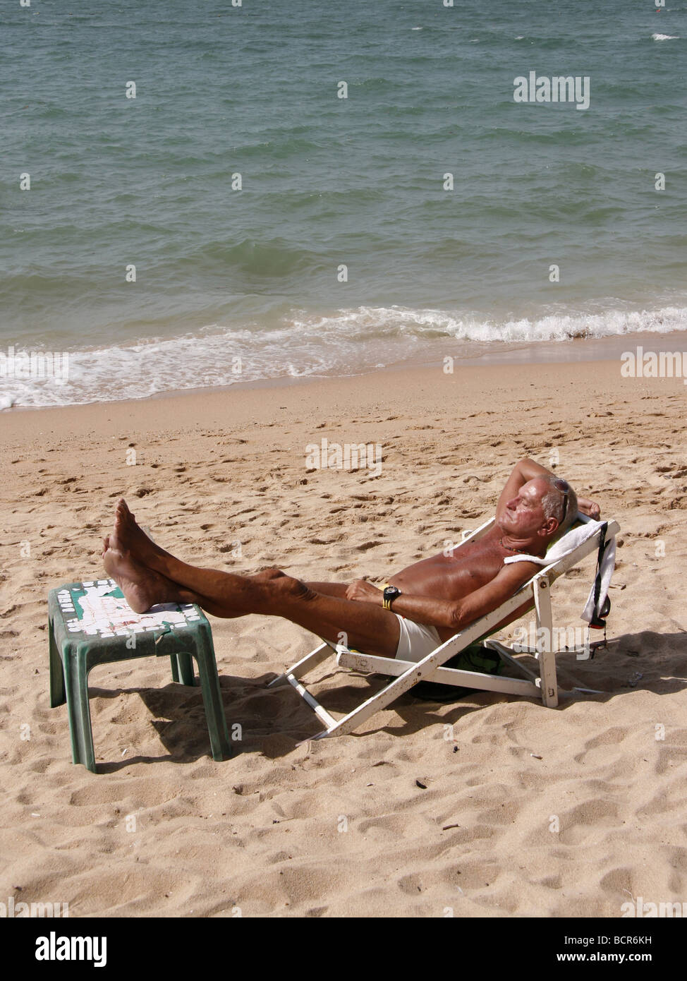 Maschio di relax sulla spiaggia di Pattaya in Thailandia Foto Stock