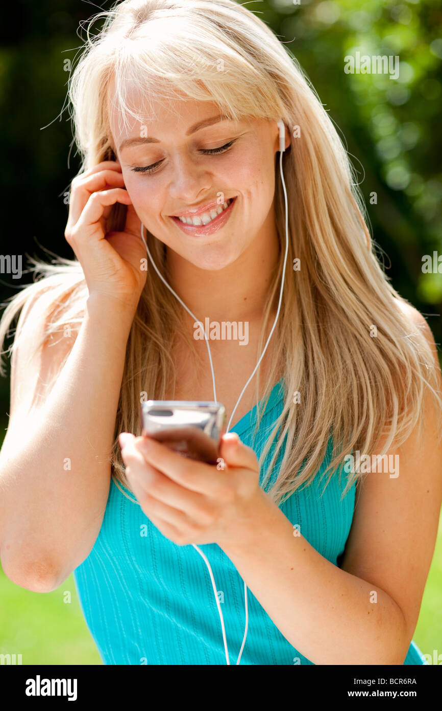 Ragazza ascoltando l'iPod Foto Stock