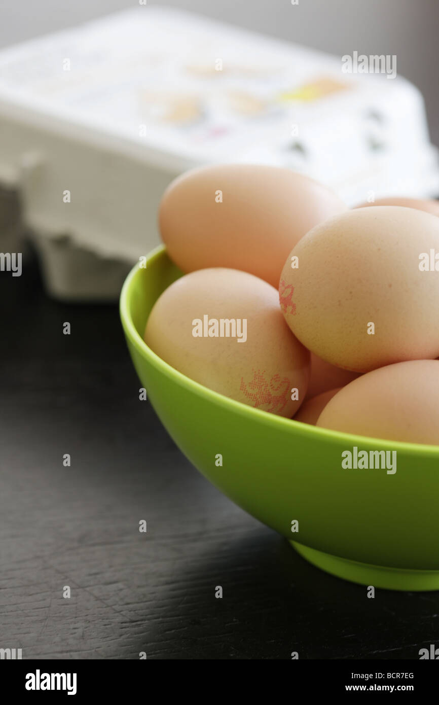 Ciotola di fresca bruna Free Range uova con n. di persone Foto Stock