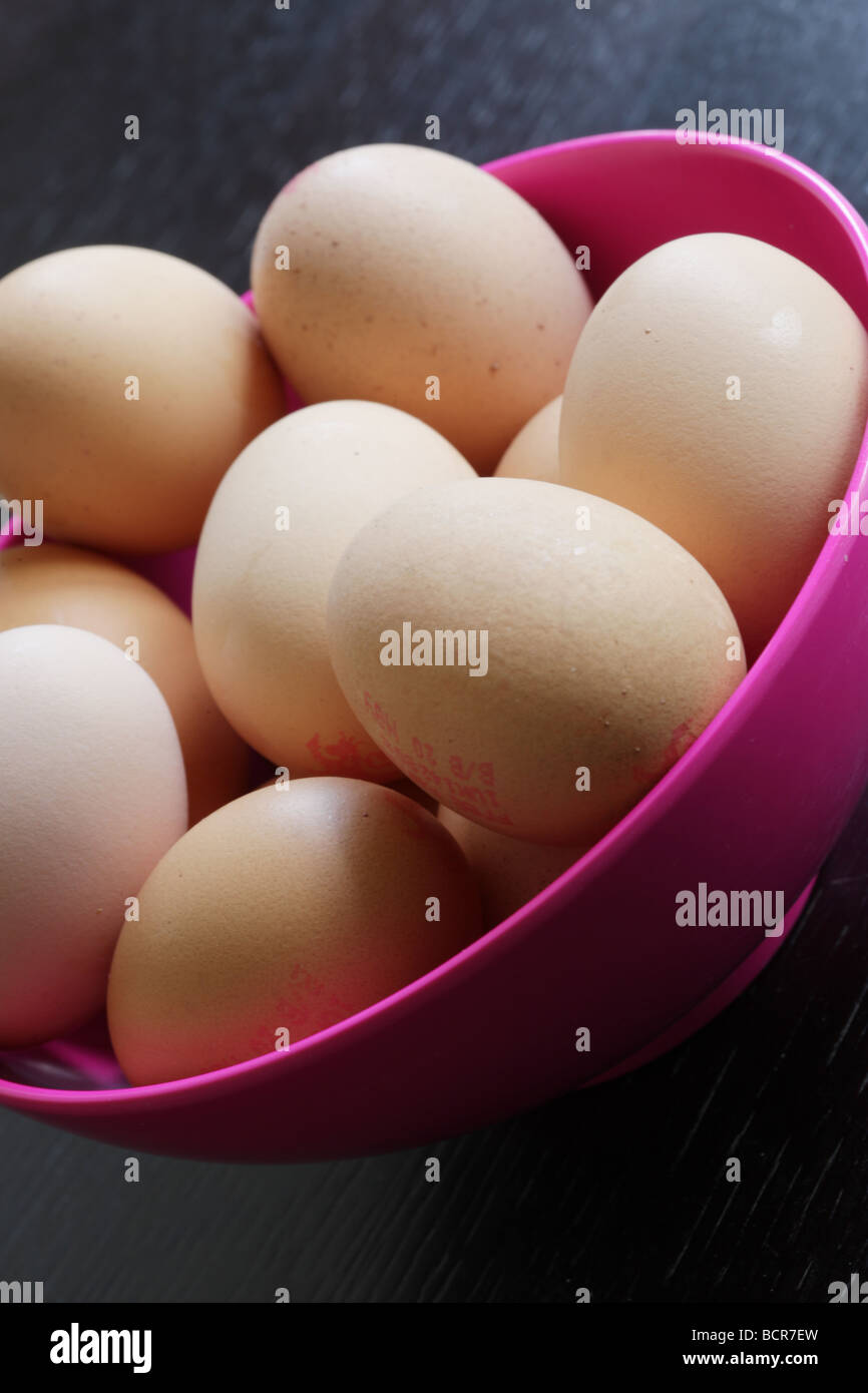 Ciotola di fresca bruna Free Range uova con n. di persone Foto Stock