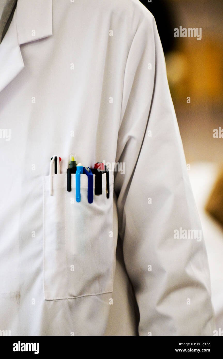 Le penne nella tasca superiore di un bianco camice da laboratorio Foto  stock - Alamy
