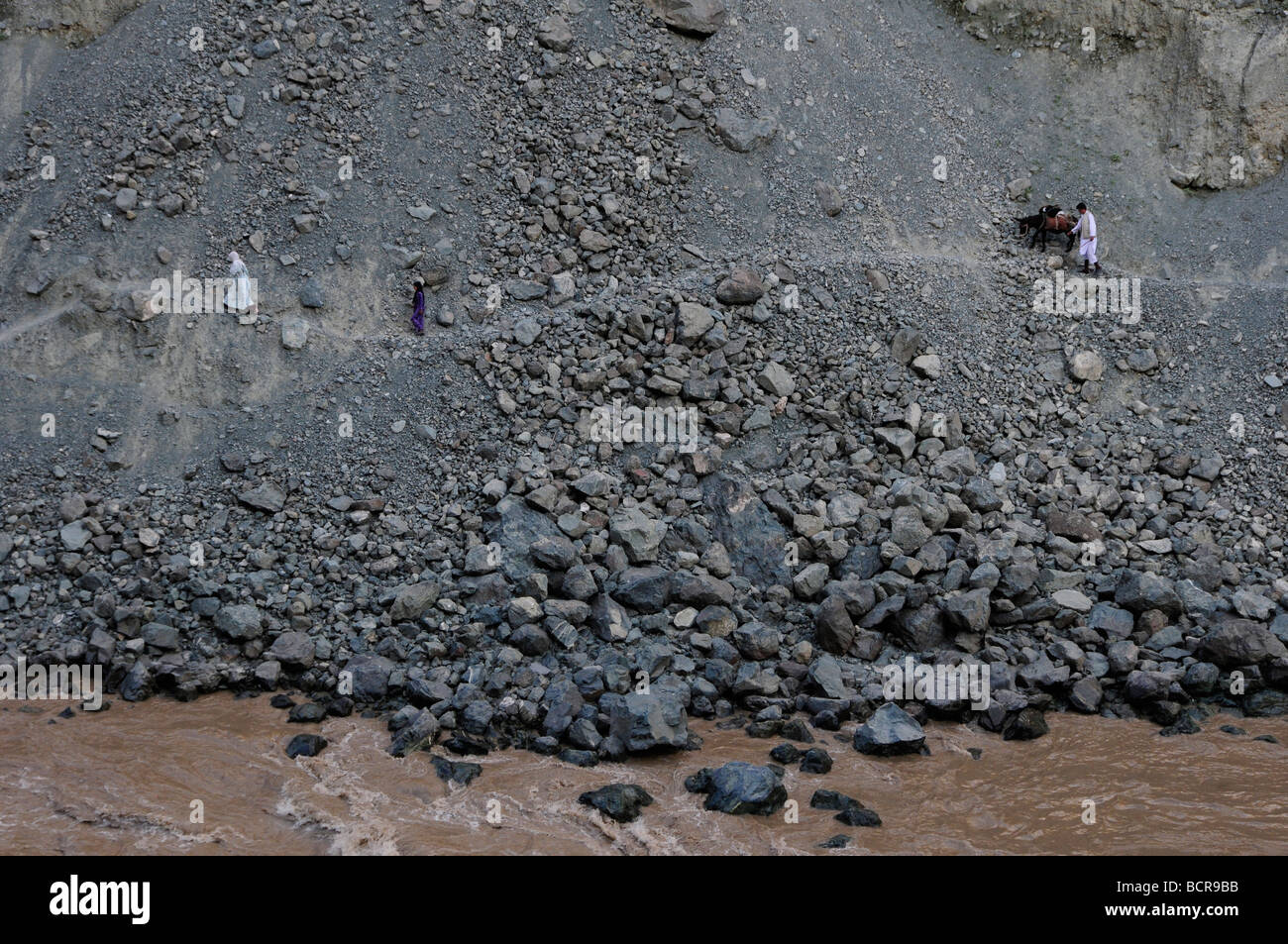 Gli abitanti di un villaggio afgano andando a un mercato, Afghanistan settentrionale Foto Stock