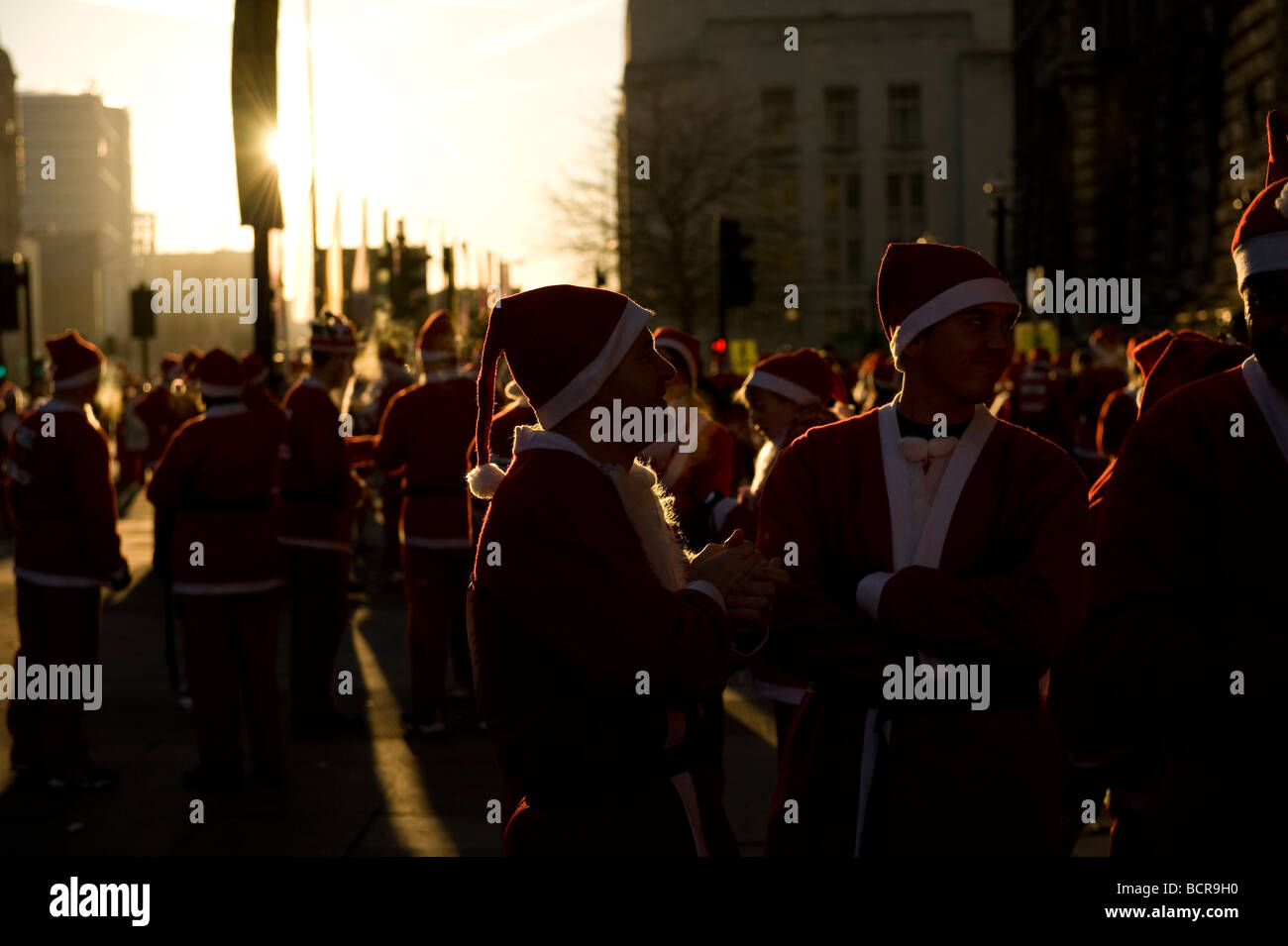 Padre retroilluminato guide di Natale nella carità eseguire Foto Stock