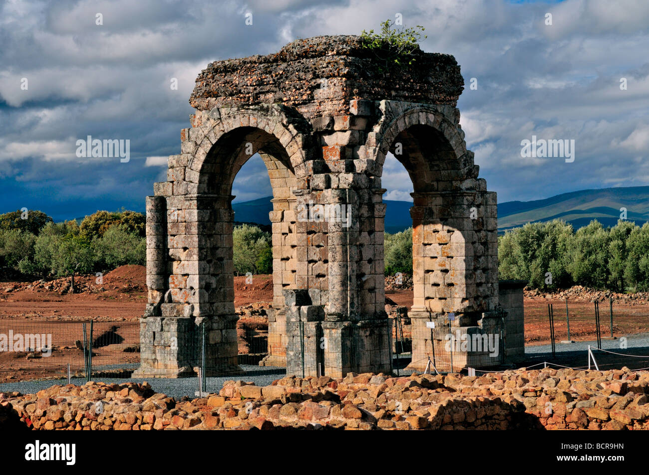Spagna, Via de la Plata: arco romano Arco de Cáparra nella provincia spagnola di Cáceres Foto Stock
