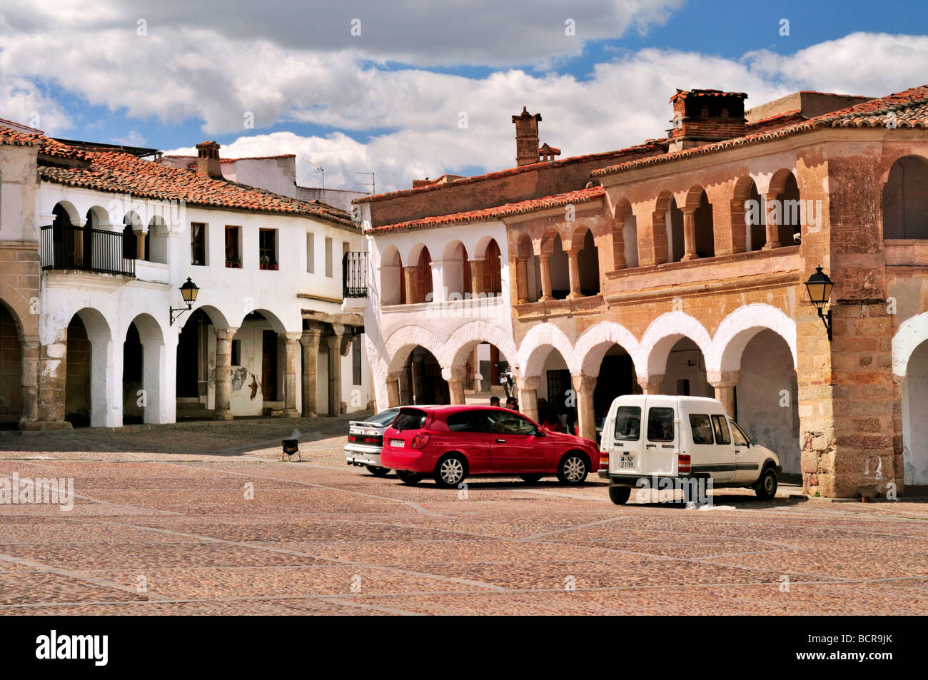 Spagna Estremadura: arco medievale ospita presso la Plaza Mayor di Garrovillas Foto Stock