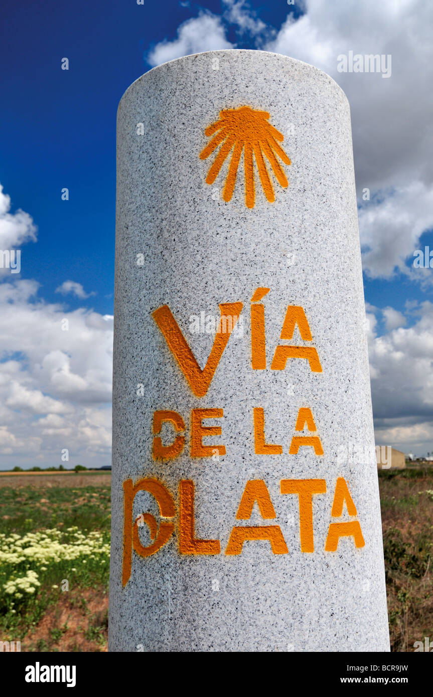 Spagna, Via de la Plata: miglio romano di pietra con indicazione del percorso turistico Via de la Plata in spagnolo Extremadura Foto Stock
