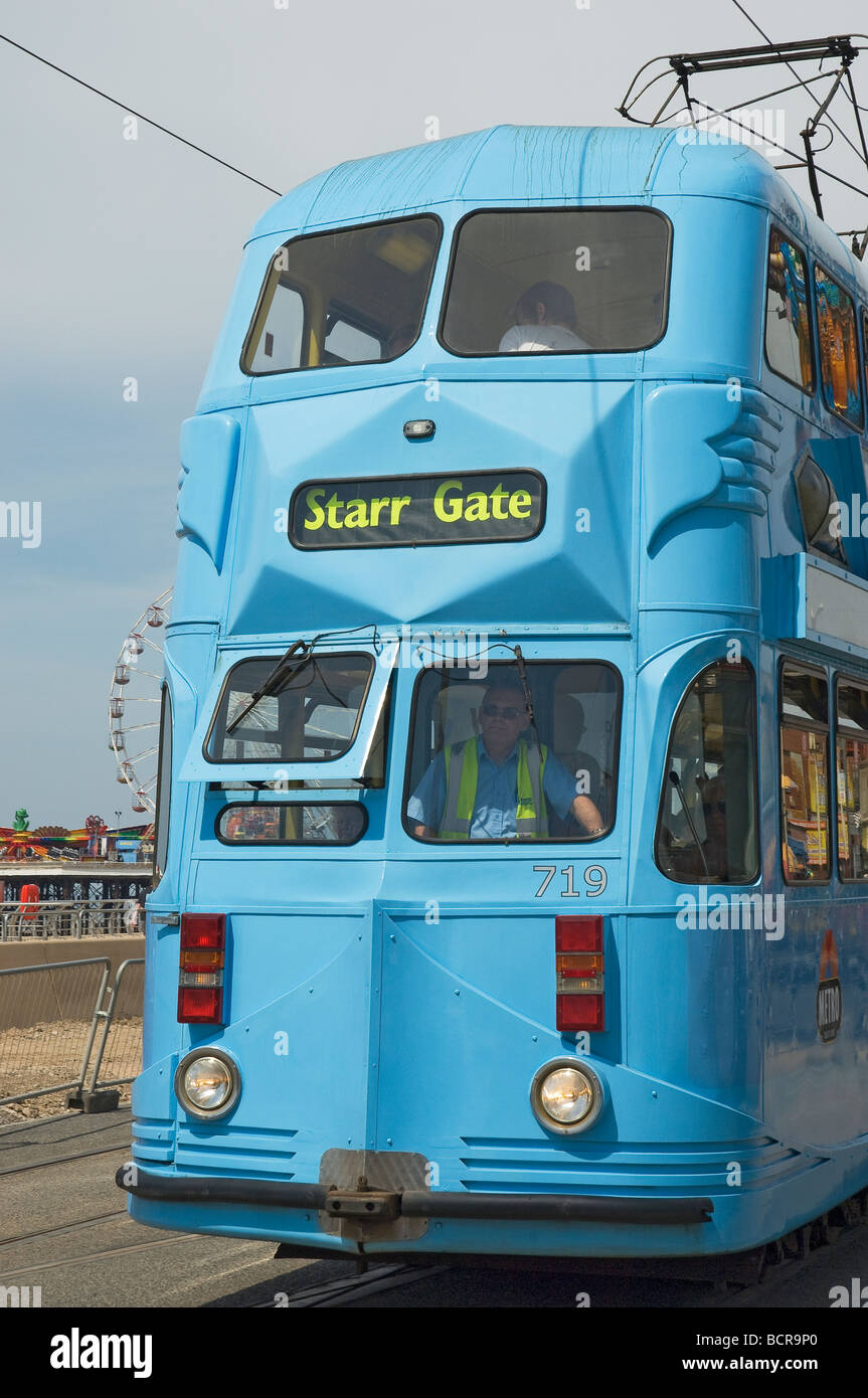 Tram elettrici che viaggiano lungo il Golden Mile in estate Blackpool Lancashire England Regno Unito Regno Unito GB Gran Bretagna Foto Stock
