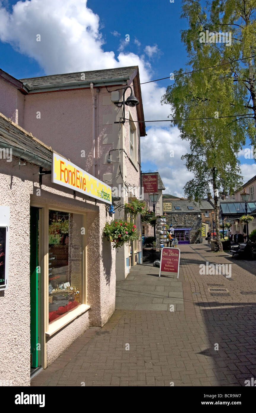 Fila di negozi a Packhorse Court in estate Keswick Cumbria Inghilterra Regno Unito GB Gran Bretagna Foto Stock