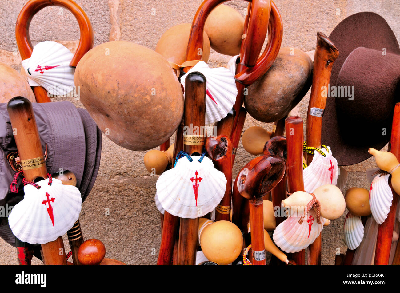 Spagna, San Giacomo modo: Pellegrino la accessori e negozio di souvenir per acquistare in Piazza Obradeiro in Santiago de Compostela Foto Stock