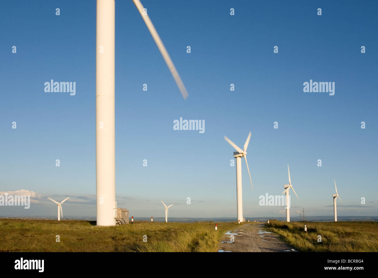 Le turbine eoliche producono energia pulita a Ovenden Moor, vicino a Halifax in West Yorkshire, Regno Unito Foto Stock