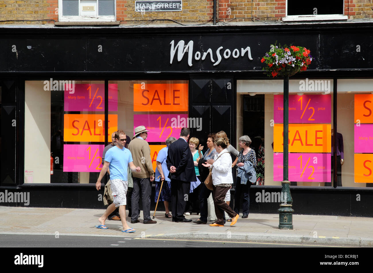 Metà prezzo vendita vetrina del negozio di monsone a Henley on Thames Oxfordshire England Regno Unito Foto Stock
