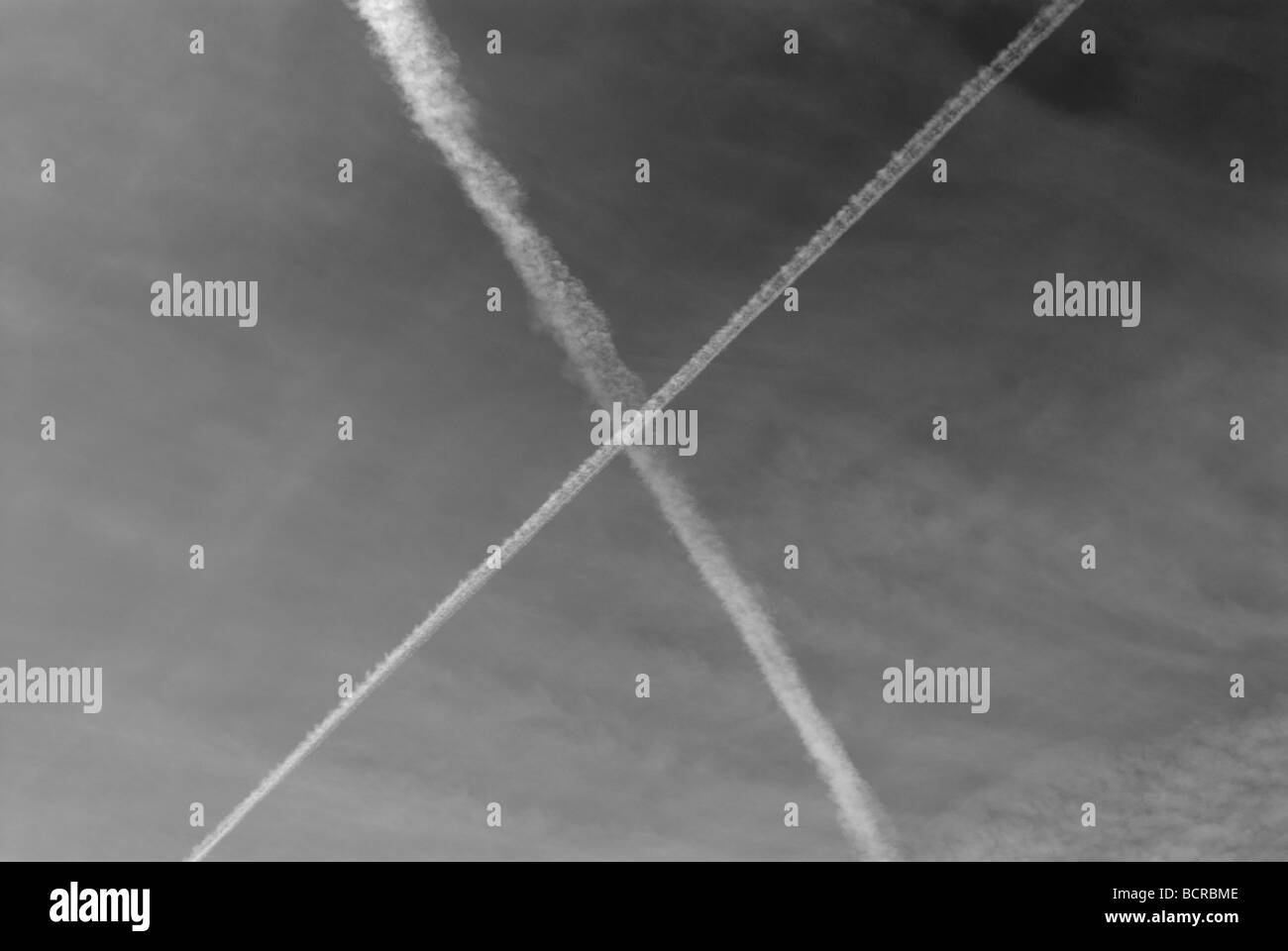 Sentiero di vapore sullo sfondo del cielo Foto Stock