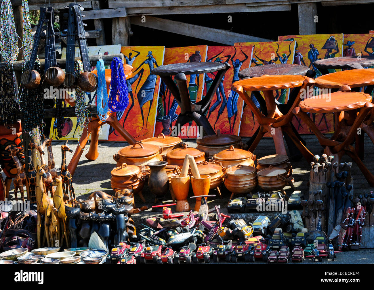 Bellissimo display di squisiti fatti a mano in Africa opera d'arte tra cui sculture in legno, decorazioni e dipinti culturale per la vendita. Foto Stock