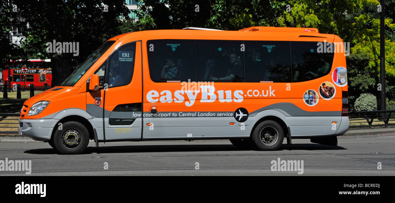 EastBus basso costo mini servizio di autobus tra il centro di Londra e l Aeroporto di Stansted azionato da Arriva Foto Stock