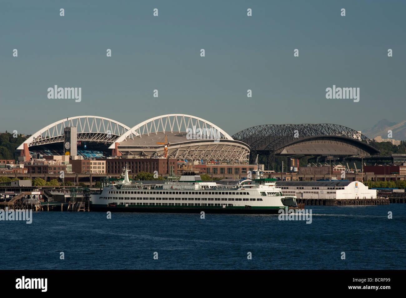 Seattle Waterfront con ferry boat e il campo di ricerca e il Safeco Field stadi Seattle nello Stato di Washington STATI UNITI D'AMERICA Foto Stock