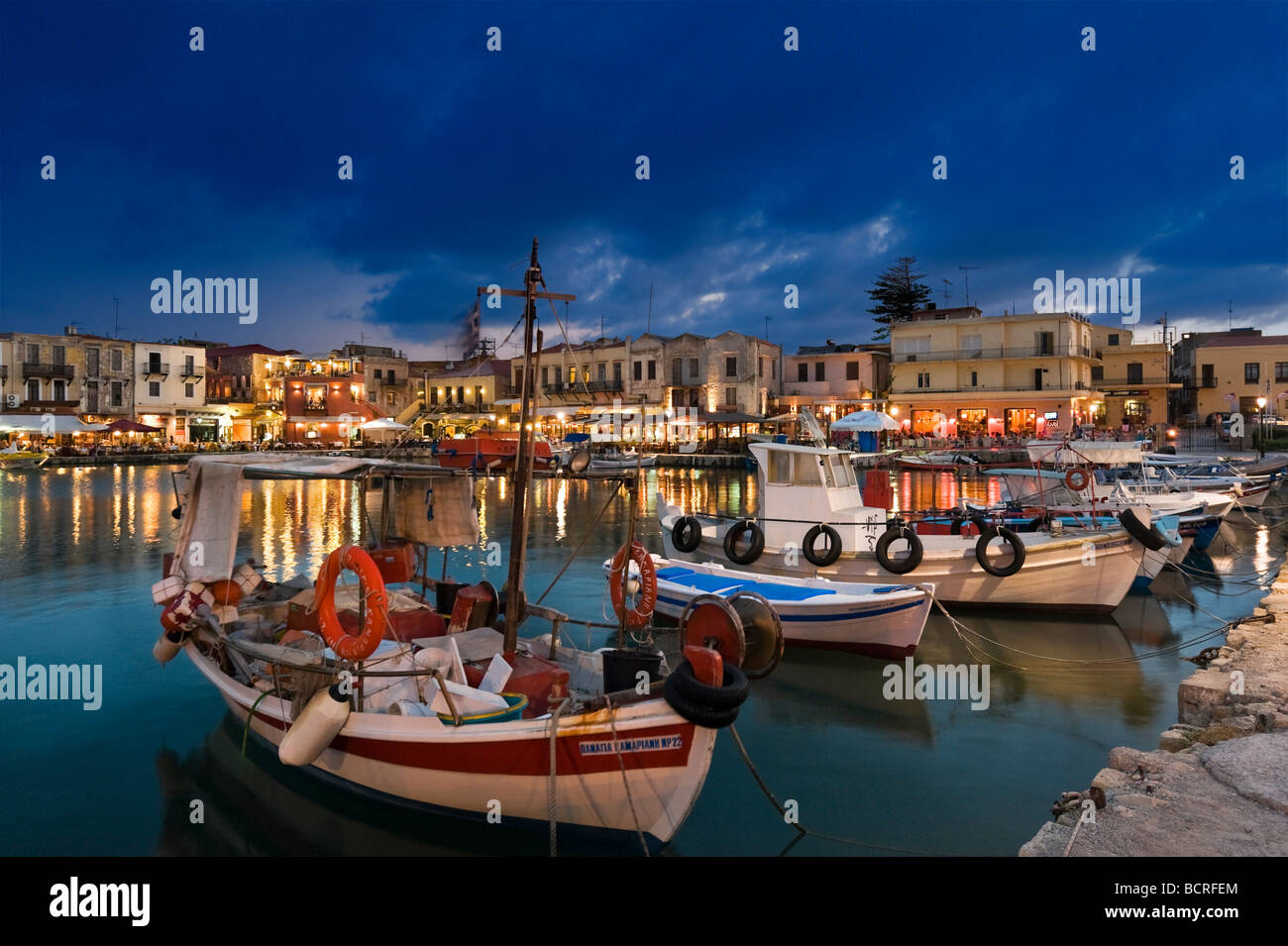 Barche da pesca di notte nel vecchio porto veneziano Rethymnon Creta Grecia Foto Stock