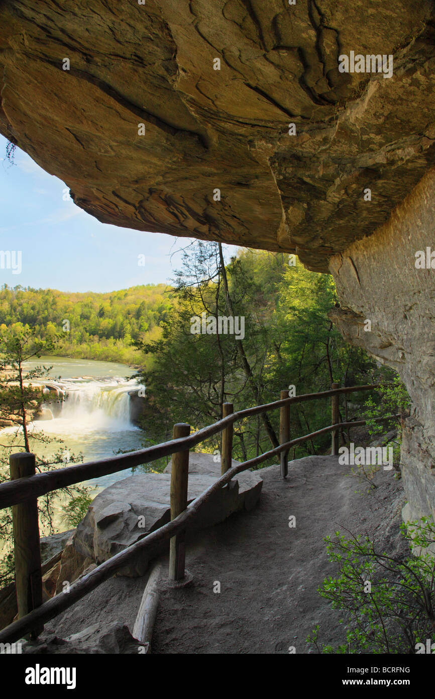 Vista di Cumberland cade dalla Eagle Falls Trail Cumberland Falls membro Resort Park Corbin Kentucky Foto Stock