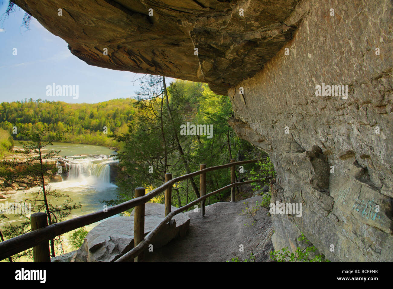 Vista di Cumberland cade dalla Eagle Falls Trail Cumberland Falls membro Resort Park Corbin Kentucky Foto Stock