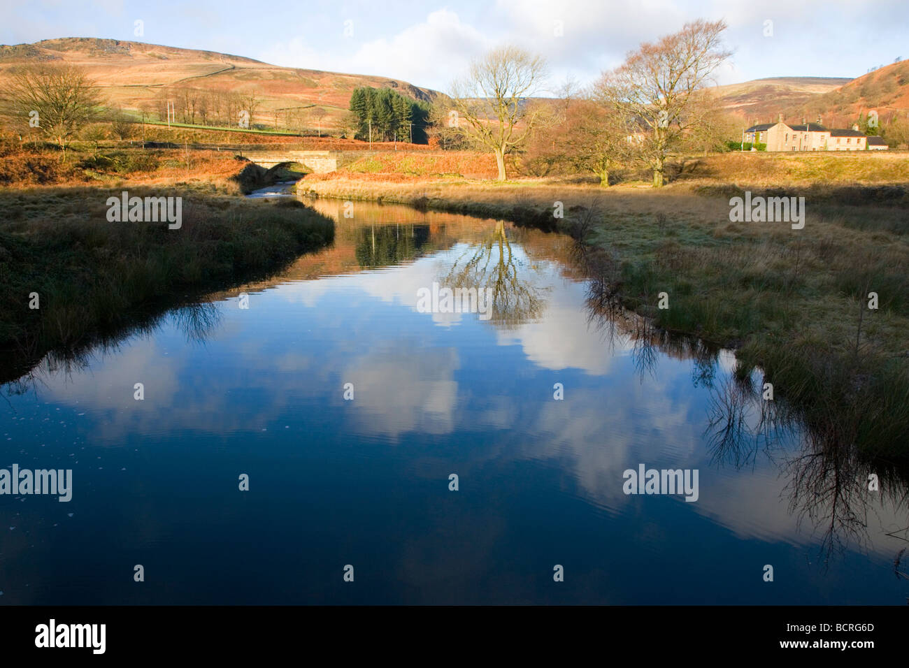 Vista di Crowden Brook presso Crowden in Longdendale nel Peak District nel Derbyshire Foto Stock