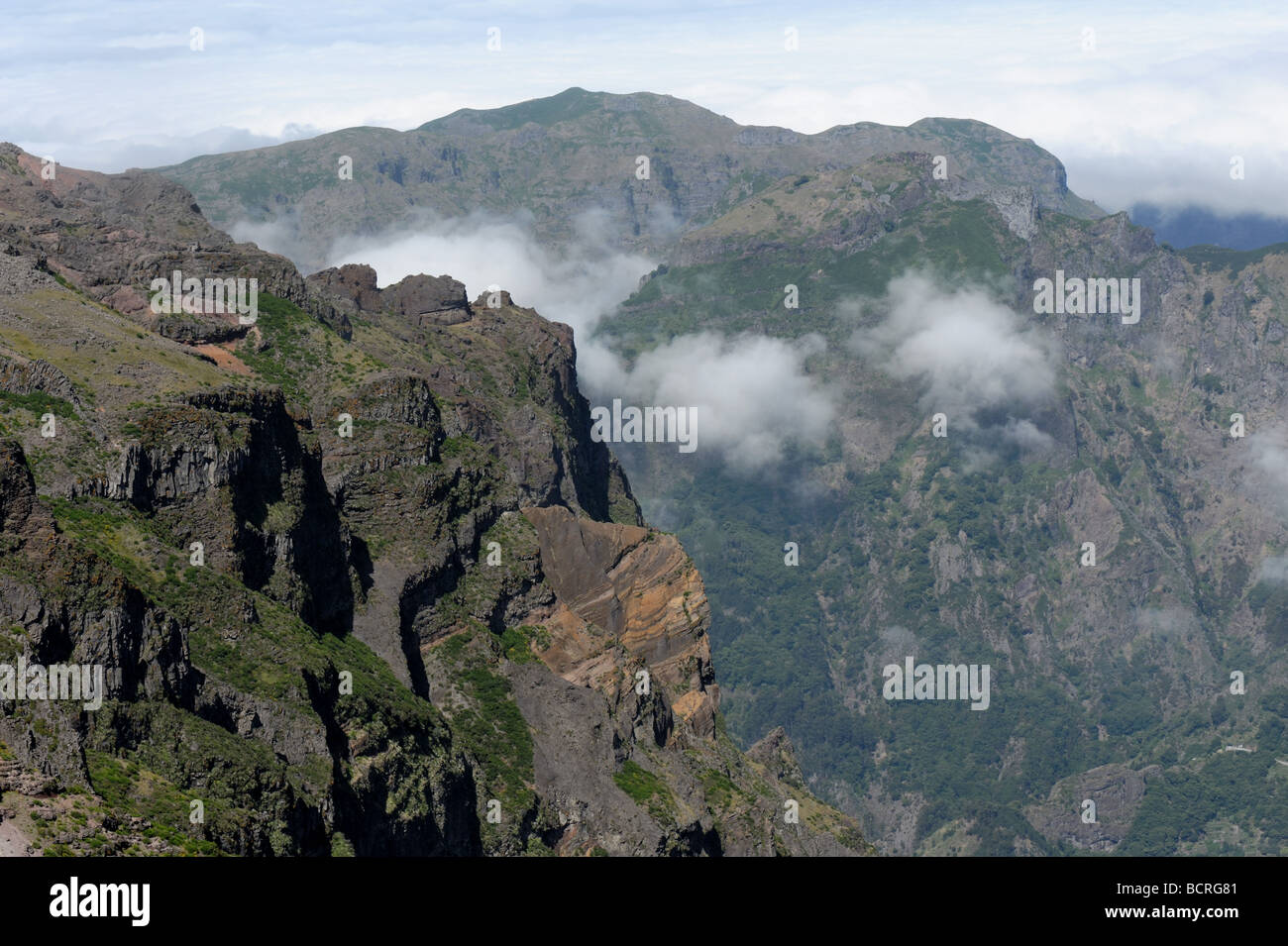 Paesaggio di montagna vulcanica dal Pico de Arieiro nel centro di Madeira, luglio Foto Stock