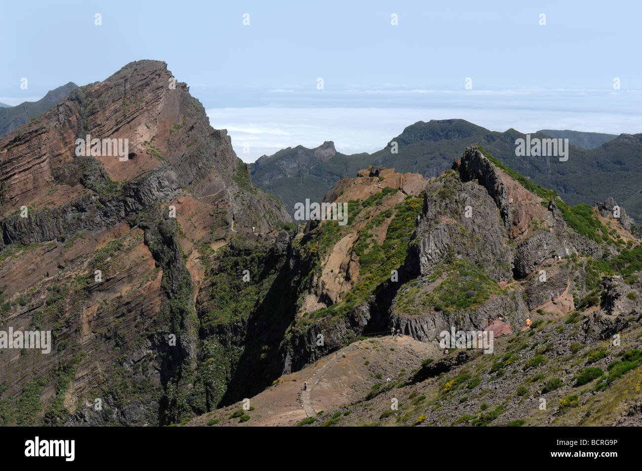 Montagna vulcanica scenario da Pico de Arieiro nel centro di Madera Foto Stock