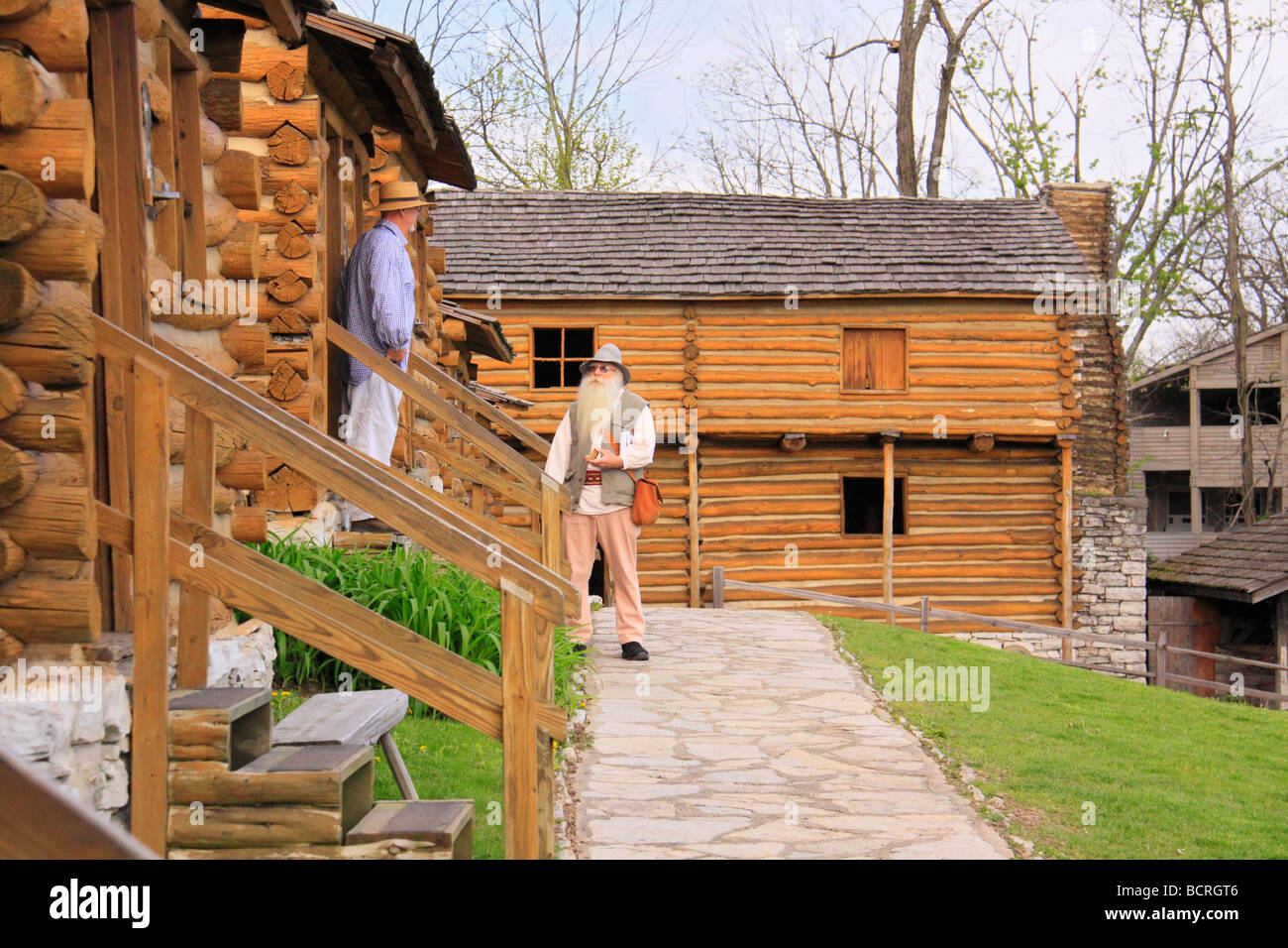 Interpreti in costume conversare a Old Fort Harrod stato parco Harrodsburg Kentucky Foto Stock