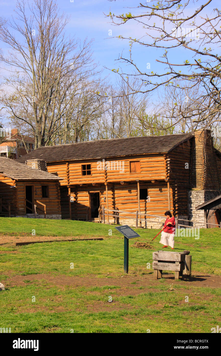 Interprete in costume le zappe di Old Fort Harrod stato parco Harrodsburg Kentucky Foto Stock